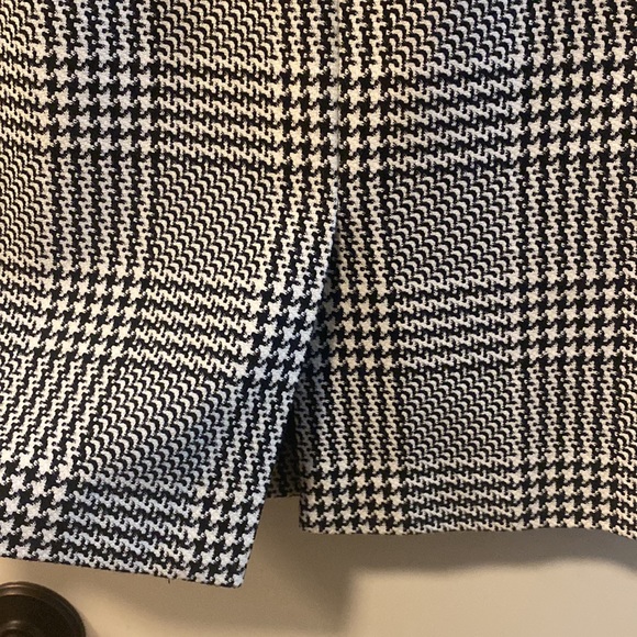 Ann Taylor Factory black and white sleeveless dress in size 0. - Picture 7 of 8